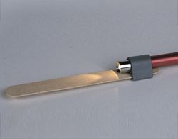 Halter für Einmalspatel, zum befestigen auf einer Diagnostikleuchte von Kimetec