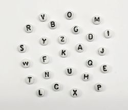 Flachperlen, weiß mit eingebrannten Buchstaben
